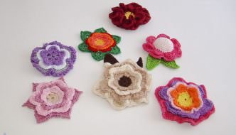 Mariposas y flores multicolores en ganchillo 10